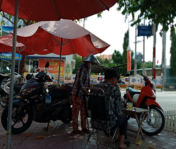 Bán vé số dạo - cứu cánh của người lao động thất nghiệp