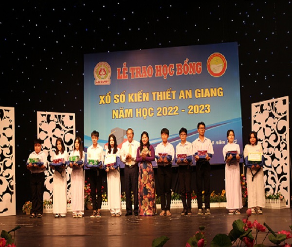 Công ty TNHH MTV Xổ số kiến thiết An Giang: Trao học bổng cho học sinh nghèo hiếu học Xổ số kiến thiết An Giang