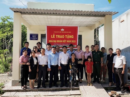 TRAO TẶNG NHÀ ĐẠI ĐOÀN KẾT CHO HỘ NGHÈO CÓ HOÀN CẢNH KHÓ KHĂN VỀ NHÀ Ở TẠI HUYỆN BÀU BÀNG