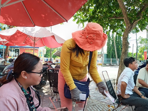 Nỗi niềm phụ nữ trẻ bán vé số dạo