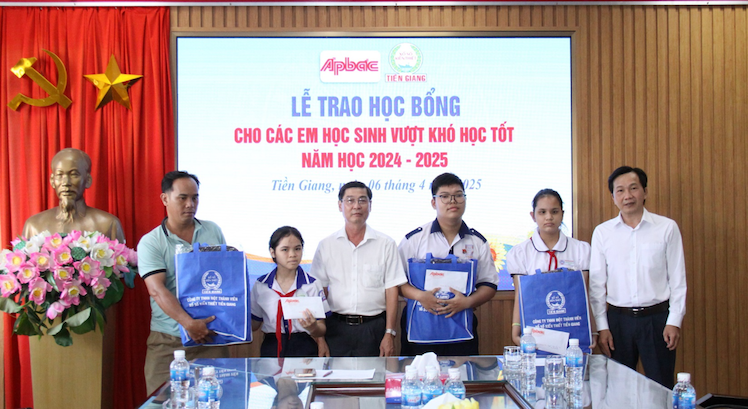 Xổ số kiến thiết Tiền Giang trao hơn 102 triệu đồng giúp 4 hoàn cảnh khó khăn