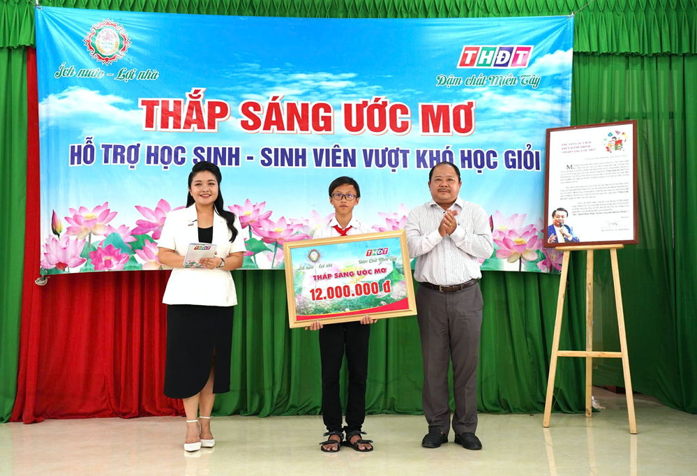 Trao học bổng “Thắp sáng ước mơ” giúp học sinh nghèo vượt khó