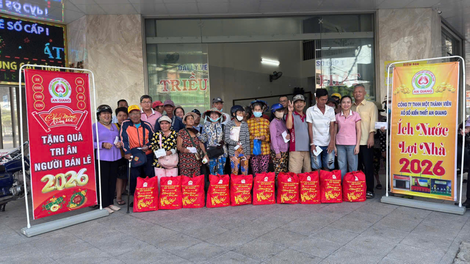 Tặng quà người bán vé số lẻ nhân dịp Tết Nguyên Đán Bính Ngọ năm 2026